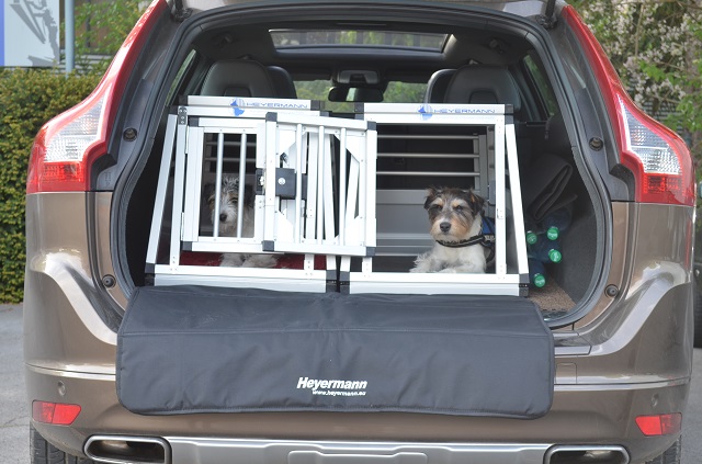 Hundetransportboxf für Terrier im Volvo XC-60