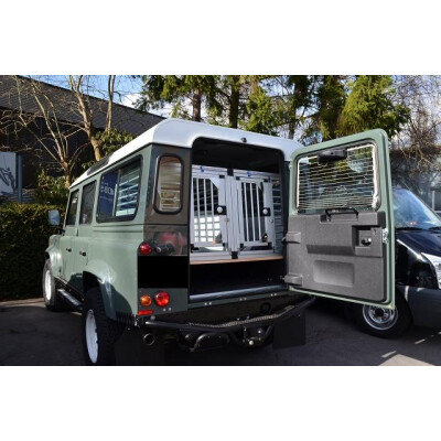 Hier finden Sie passende Hundetransportboxen...