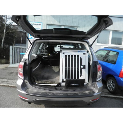 Hier finden Sie passende Hundetransportboxen...
