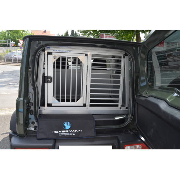 Hundebox im Suzuki Jimny: Sicherer Transport bei umgeklappter Rückbank - Hundebox für Suzuki Jimny GJ | Heyermann Sonderbau nach Maß