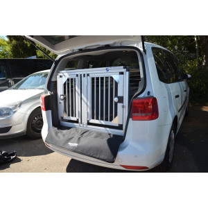 Individuelle Hundetransportbox/ Doppelbox für VW Touran 1 (5-Sitzer) mit variablen Ladeboden (Individualbau 24)