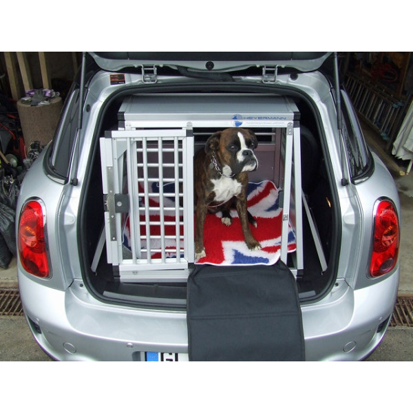 Hundeboxen-Bucher - Der ganze Kofferraum des Mini Clubman wurde mit der  Hundebox ausgefüllt. www.hundeboxen-bucher.de