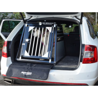 Hundetransportbox/ Einzelbox für Skoda Octavia 3 Combi mit variablen Ladeboden (Sonderbau 394, Schwarze Profile, Silberne Rundstangen, Silberne Kleinteile)