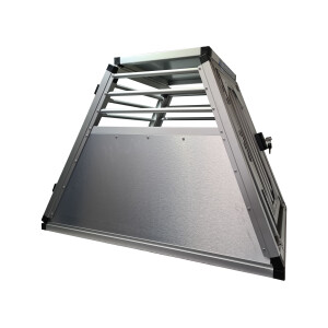 Seitenansicht der Cooper 58 Hundebox aus Aluminium mit Schrägung für die Rücksitzbank