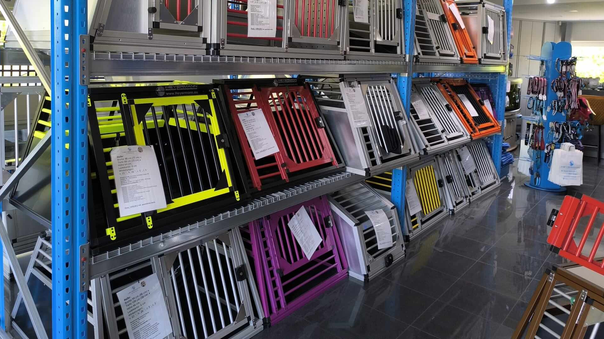 Eine große Auswahl an vorrätigen Hundeboxen
